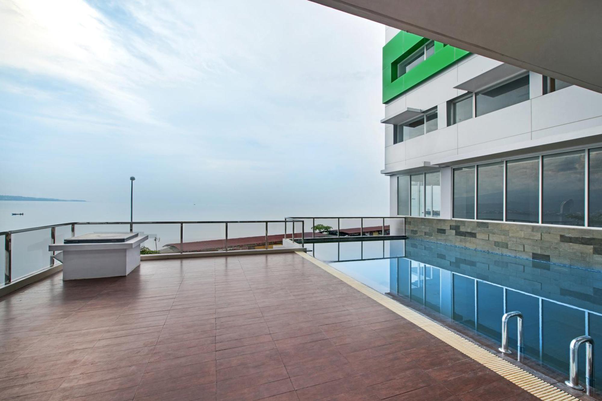 Whiz Prime Hotel Megamas Manado Eksteriør billede
