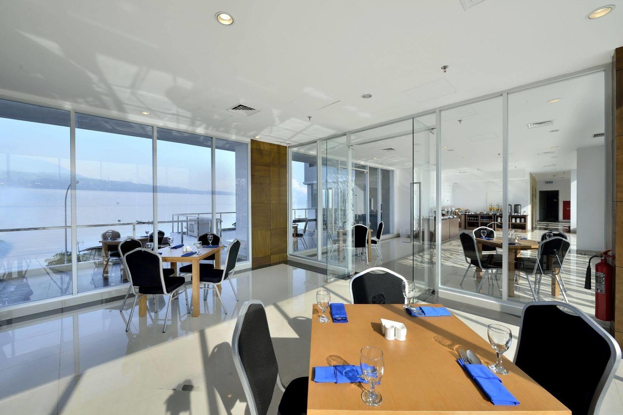 Whiz Prime Hotel Megamas Manado Eksteriør billede