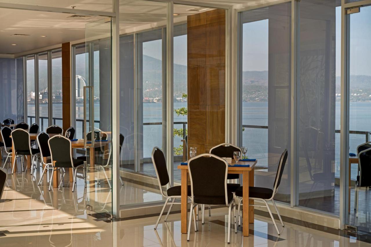 Whiz Prime Hotel Megamas Manado Eksteriør billede