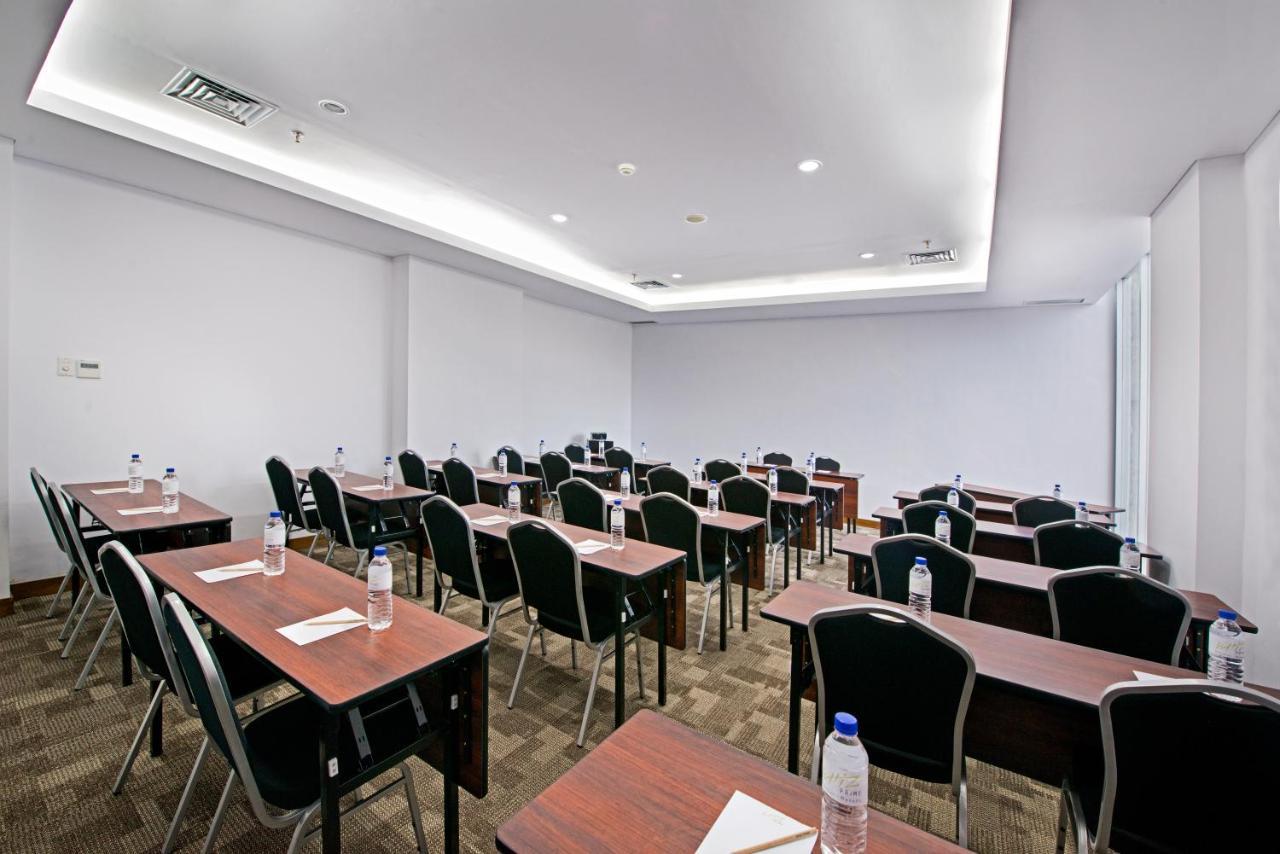 Whiz Prime Hotel Megamas Manado Eksteriør billede