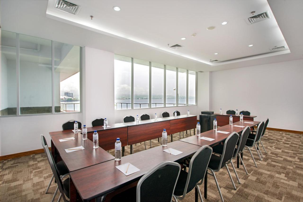 Whiz Prime Hotel Megamas Manado Eksteriør billede