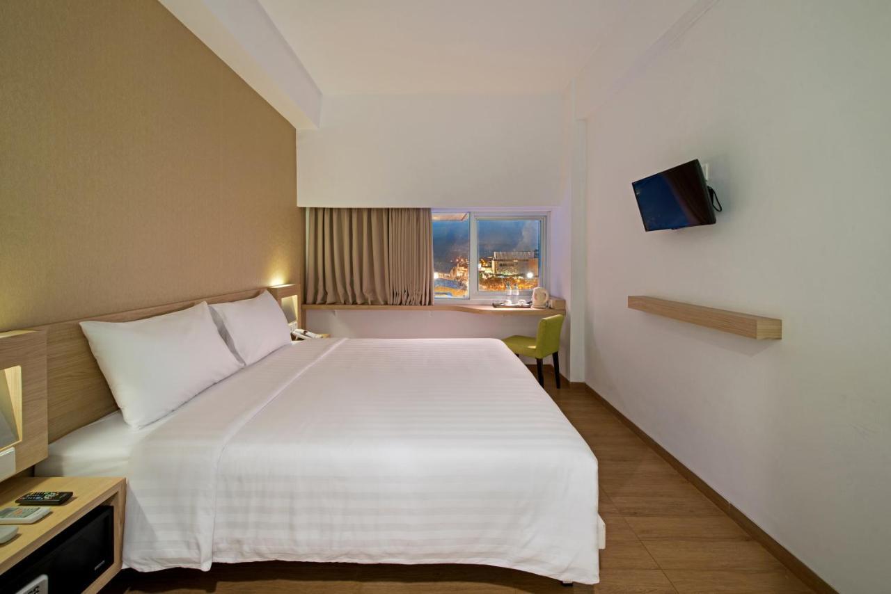 Whiz Prime Hotel Megamas Manado Eksteriør billede
