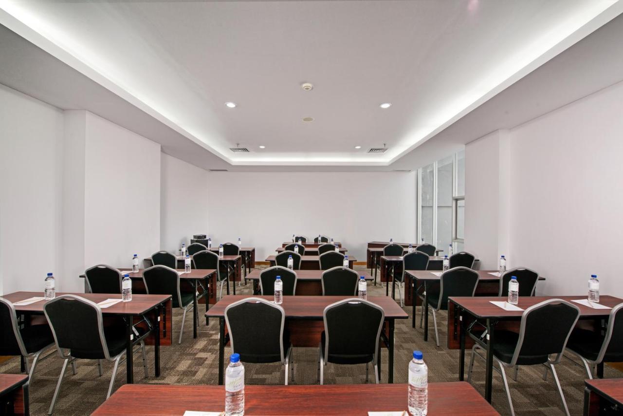Whiz Prime Hotel Megamas Manado Eksteriør billede
